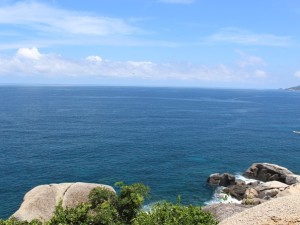 从椰风海口到浪漫三亚，一场穿越海南海岸线的风情之旅