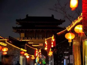 古城扬州年味浓，红梅映明月，烟火暖新春