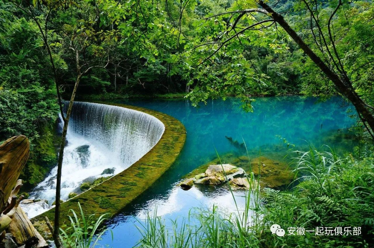 高铁穿行山水间，多彩贵州入画来