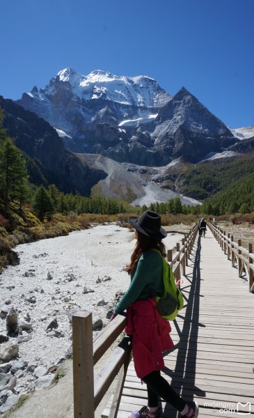 跟团游稻城亚丁，在雪山秘境里，遇见一场省心而深刻的香格里拉之约