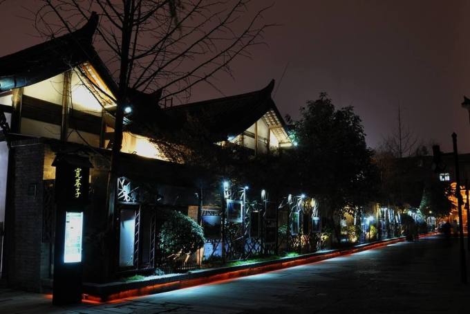 夜深了，老城区的巷子里只剩下一盏昏黄的路灯还亮着。灯下是一张折叠方桌，四把塑料椅，一壶泡得发苦的浓茶。四个人围坐着，指尖摩挲着温热的牌面，一场属于普通人的战争悄然开场