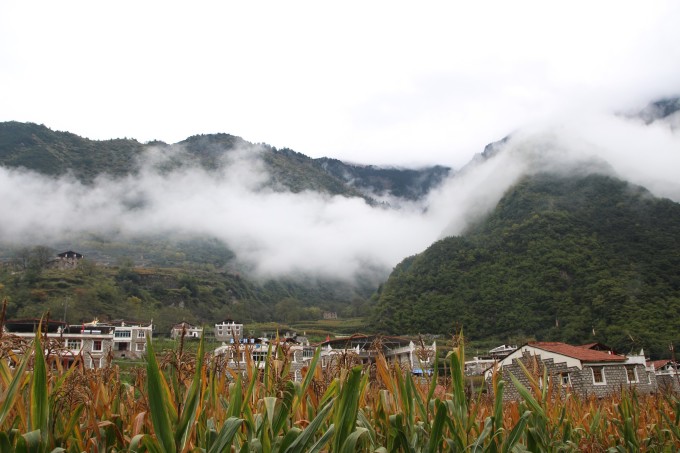 孟屯河谷，雪山脚下的野奢营地，邂逅山水与藏羌风情